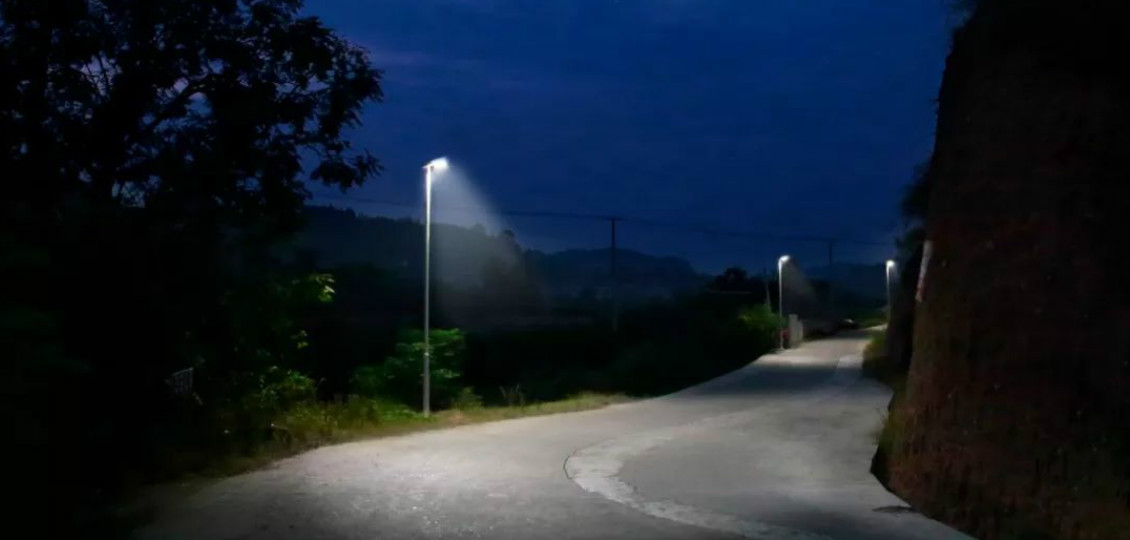 走进美丽新农村 点亮回家路 照亮归家心